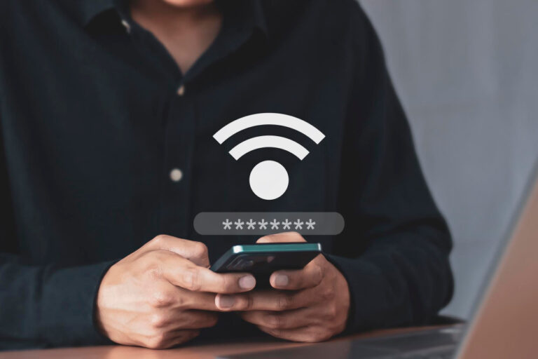 Person hält ein Smartphone mit WLAN-Symbol und Passwortfeld