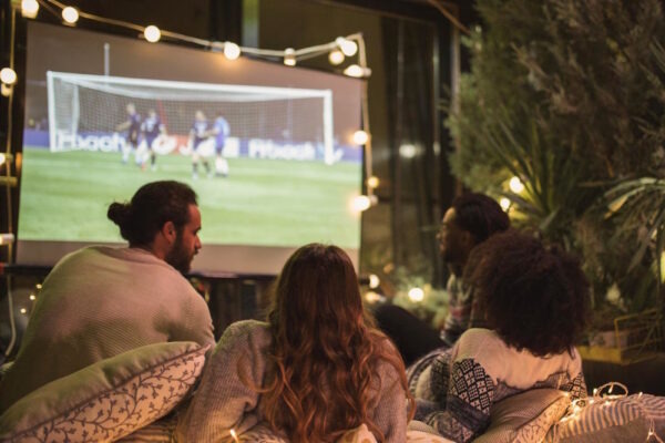 WM Party im Garten mit Leinwand und Freunden auf der Terrasse
