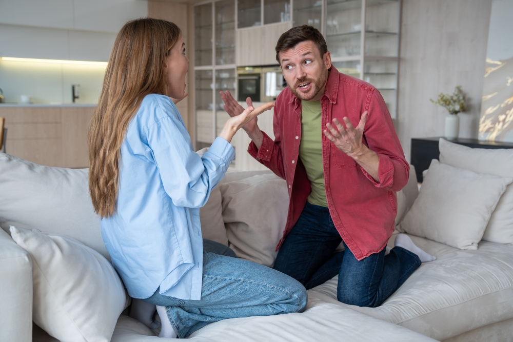 Mann und Frau diskutieren auf dem Sofa als Symbolbild für den Ratgeber: Abschiedsworte an einen Narzissten