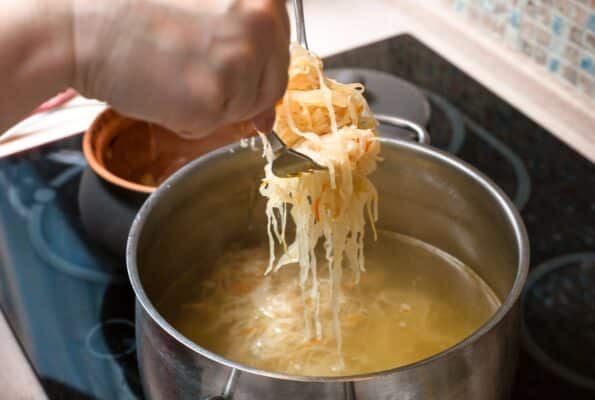 Sauerkraut kochen im Topf