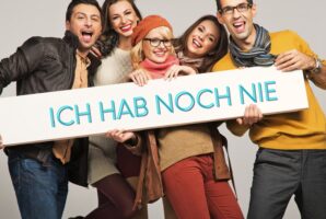 Junge Leute halten ein Schild auf dem "Ich hab noch nie" steht