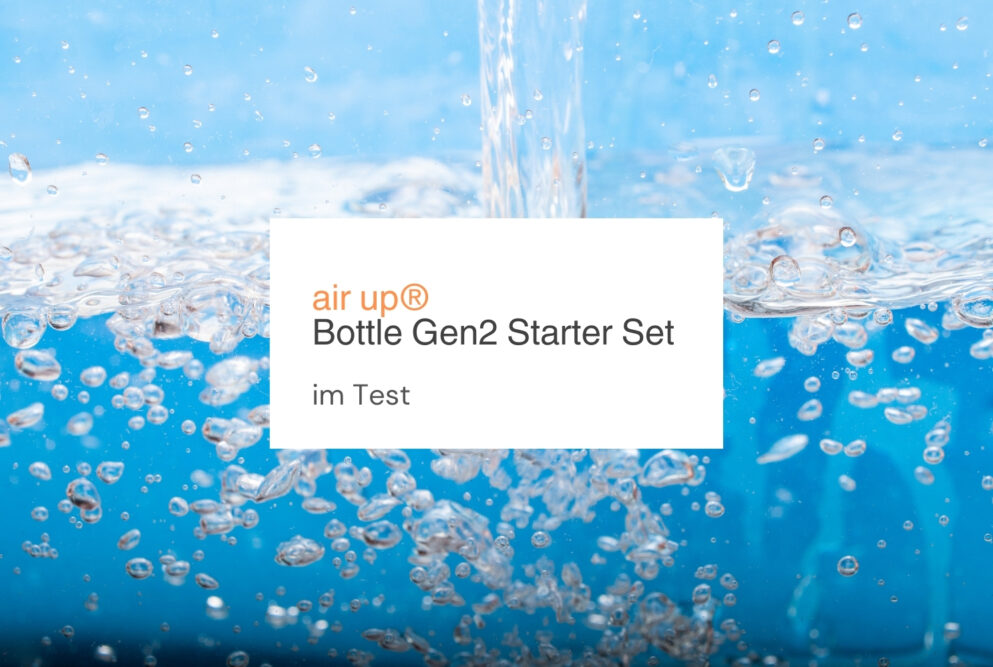 Bild mit frischem Wasser im Hintergrund und der Aufschrift: air up® Bottle Gen2 Starter Set im Test