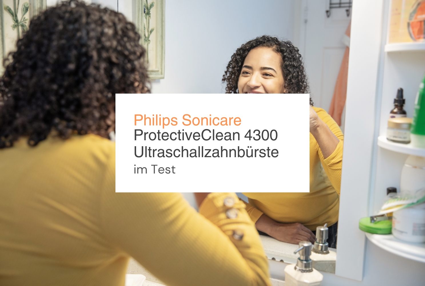 Frau putzt sich die Zähne vorm Spiegel. Das Bild hat die Aufschrift: Philips Sonicare ProtectiveClean 4300 im Test